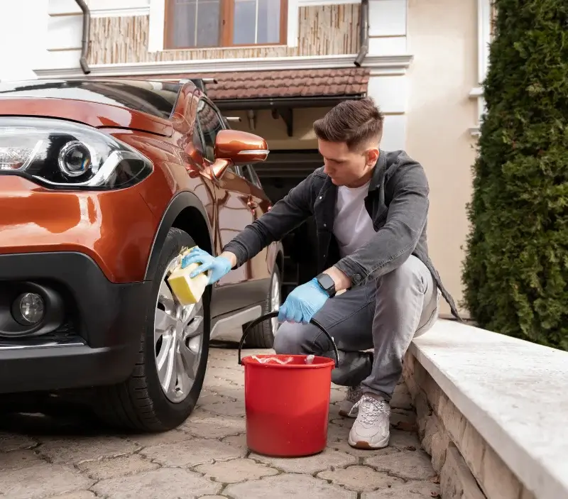 Lavage auto à domicile Guerlédan : professionnel intervenant sur un véhicule